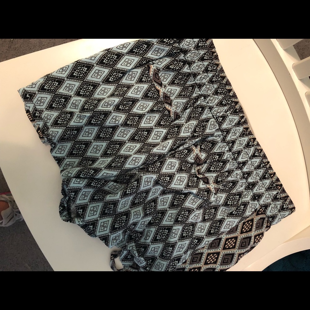Pattern Flowy Shorts - Picture 2 of 2